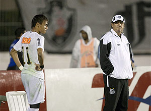 Muricy (dir.) observa Neymar durante jogo contra o Vasco (Rafael Andrade/Folhapres)