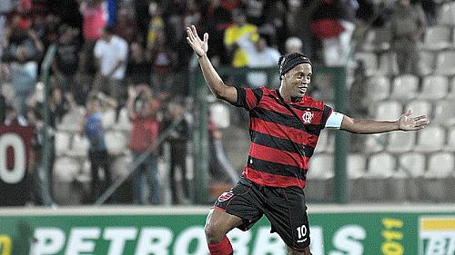 Ronaldinho vibra na Arena do Jacaré após marcar: o atacante é o artilheiro do campeonato