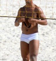 Ronaldinho Gaúcho na praia da Barra em partida de futevôlei (Foto: Dilson Silva/AgNews)