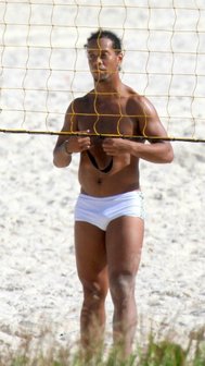 Ronaldinho Gaúcho na praia da Barra em partida de futevôlei (Foto: Dilson Silva/AgNews)