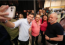 Deputado que viajou em avião presidencial com Bolsonaro declara apoio e tira foto com Lula