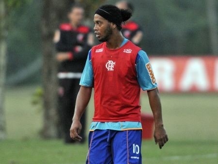 Após cobrança, Ronaldinho Gaúcho evitou as brincadeiras nos treinamentos