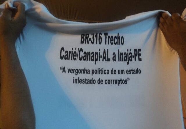 Camiseta de protesto dos moradores de Canapi em visita a Arapiraca.