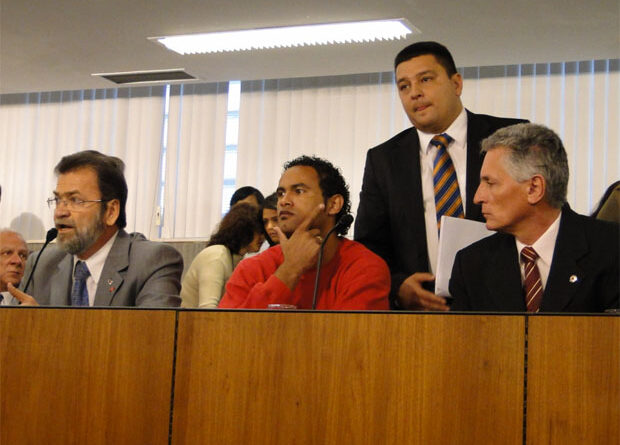 Da esquerda para a direita, deputado Durval Ângelo, goleiro Bruno, advogado Cláudio Dalledone, deputado Rogério Correia. (Foto: Alex Araújo/G1 MG)
