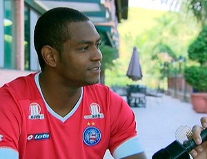Jobson assina o contrato tricolor nesta terça-feira (Foto: Reprodução/TV Bahia)
