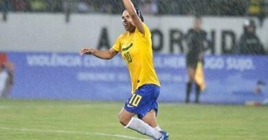 Marta comemora um de seus gols contra a seleção pernambucana (Foto: Futura Press)