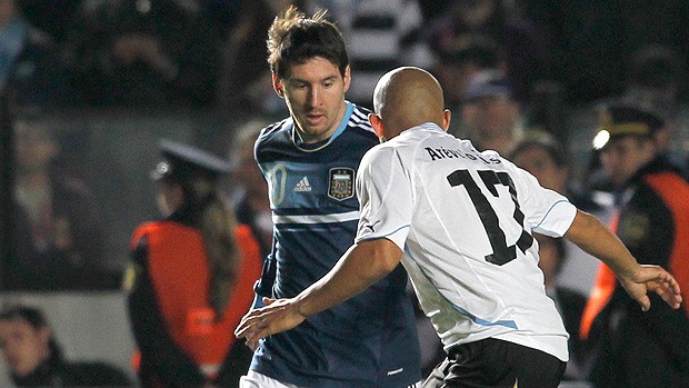 Messi, que teve bom primeiro tempo, tenta passar pelo volante Arévalo Ríos (Foto: AP)