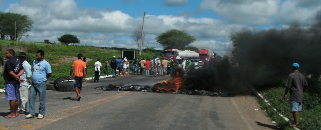 Manifestantes na BR 423 no Povoado carié em Canapi (Foto: Juvenal Silva)