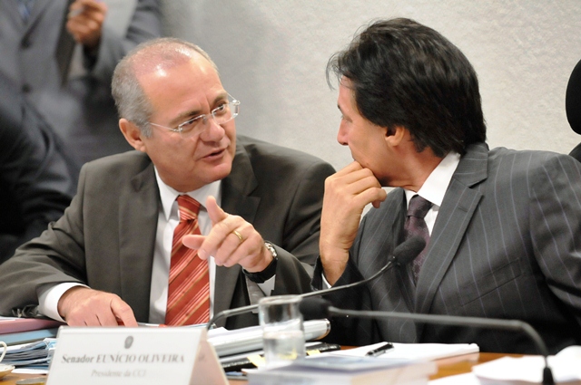 Senadores Renan Calheiros e Eunício de Oliveira durante reunião da CCJ