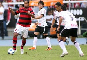Marcado, Ronaldinho tenta levar o Flamengo ao ataque (Foto: Maurício Val/VIPCOMM)