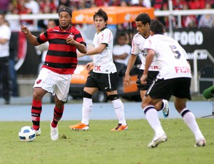 Marcado, Ronaldinho tenta levar o Flamengo ao ataque (Foto: Maurício Val/VIPCOMM)